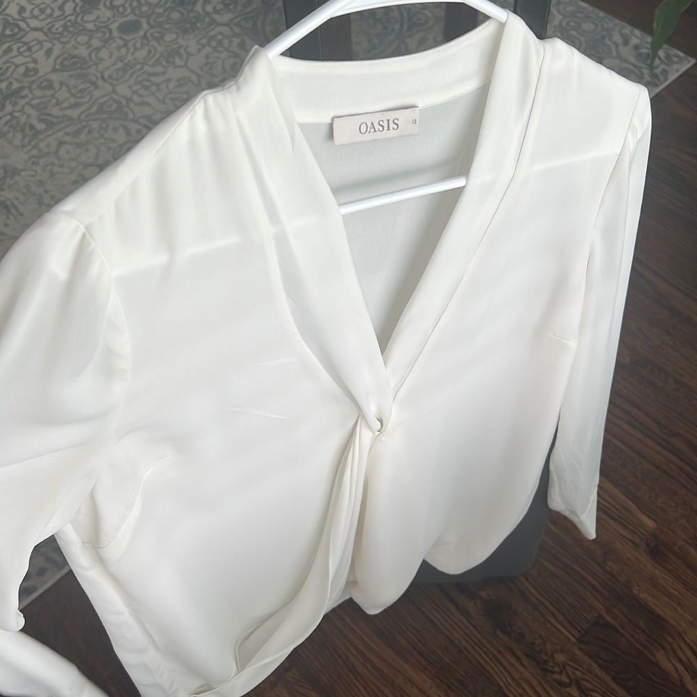 Beautiful white blouse worn 2-3 times. Excellent quality